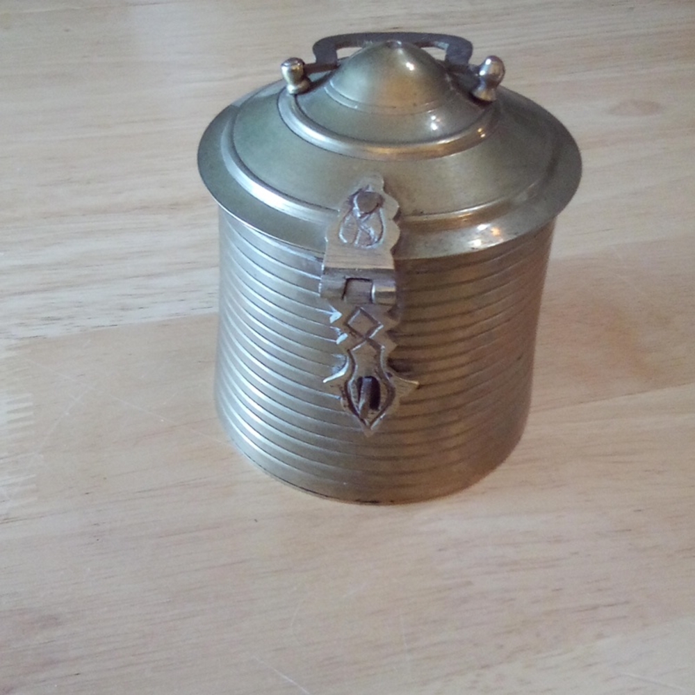 VINTAGE BRASS KEEPSAKE BOX WITH LATCH ROUND BRASS CATCH ALL TIN